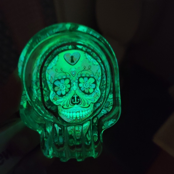 Sugar Skull glow in the dark ashtray. (300) - Picture 6 of 6